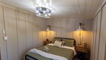 1 bedroom, bed sheets
