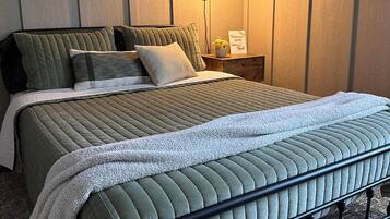 1 bedroom, bed sheets