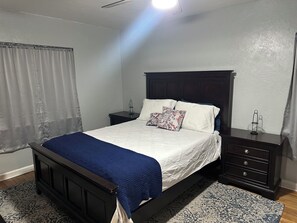 2 bedrooms, desk, iron/ironing board, free WiFi - Priced right for longer stays-Charming 2-bd mid-century home centrally located (Lakeland)