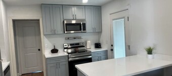 Charming 2-bd mid-century home centrally located & priced right for longer stays