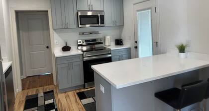 Charming 2-bd mid-century home centrally located & priced right for longer stays