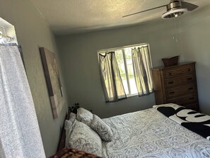 2 habitaciones, escritorio, tabla de planchar con plancha y wifi gratis 