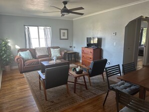 TV - Charming 2-bdrm mid-century house centrally located, minutes from Downtown LKLD (Lakeland)