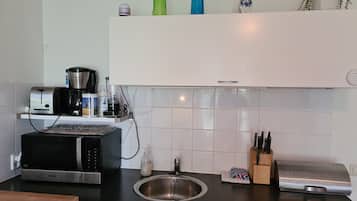 Fridge, microwave, dishwasher, coffee/tea maker