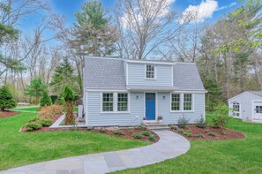 Exterior - Charming 3-bedroom cottage with WiFi, AC in Rochester (Rochester)