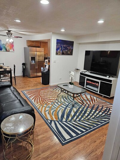 Charming 3-bedroom townhome in Pleasant Des Plaines with AC, WiFi