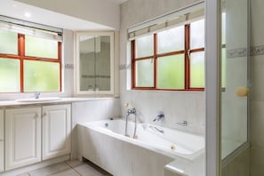 Superior-Haus, Nichtraucher, Blick auf den Golfplatz | Badezimmer | Handtücher, Seife, Shampoo, Toilettenpapier