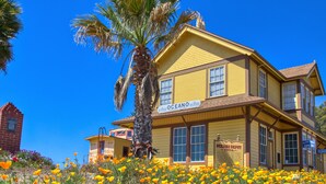 A yellow building with a sign reading "OCEANO" and "CRANNOY DEPT 1904".