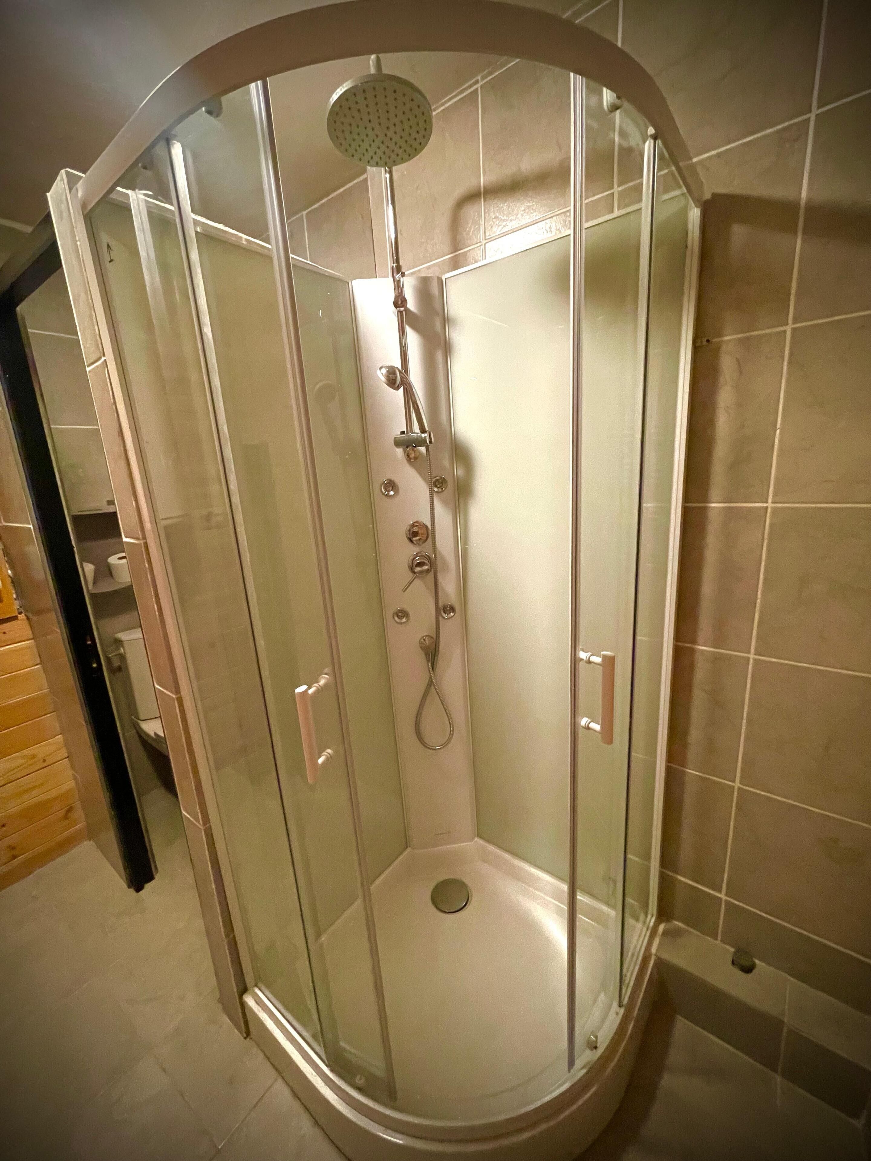 Toallas, jabón, papel de baño 