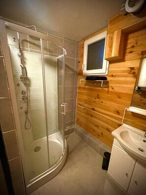 مناشف، صابون، ورق حمّام