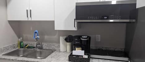 Réfrigérateur, micro-ondes, plaque de cuisson, cafetière/bouilloire