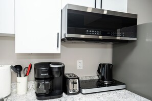 Fridge, microwave, stovetop, coffee/tea maker - Cozy Basement Suite in Regina (Regina)