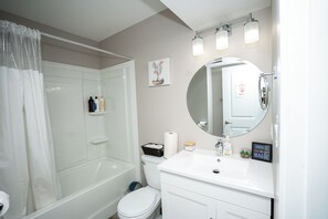 Hair dryer, towels, soap, shampoo - Cozy Basement Suite in Regina (Regina)