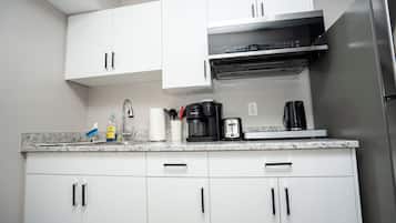 ثلاجة، ميكروويف، موقد طهي مسطح، ماكينة لصنع القهوة/الشاي