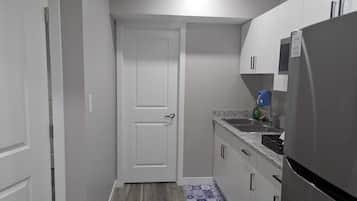 Kühlschrank, Mikrowelle, Herdplatte, Wasserkocher mit Kaffee-/Teezubehör