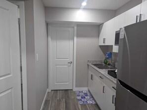 Fridge, microwave, stovetop, coffee/tea maker - Cozy Basement Suite in Regina (Regina)