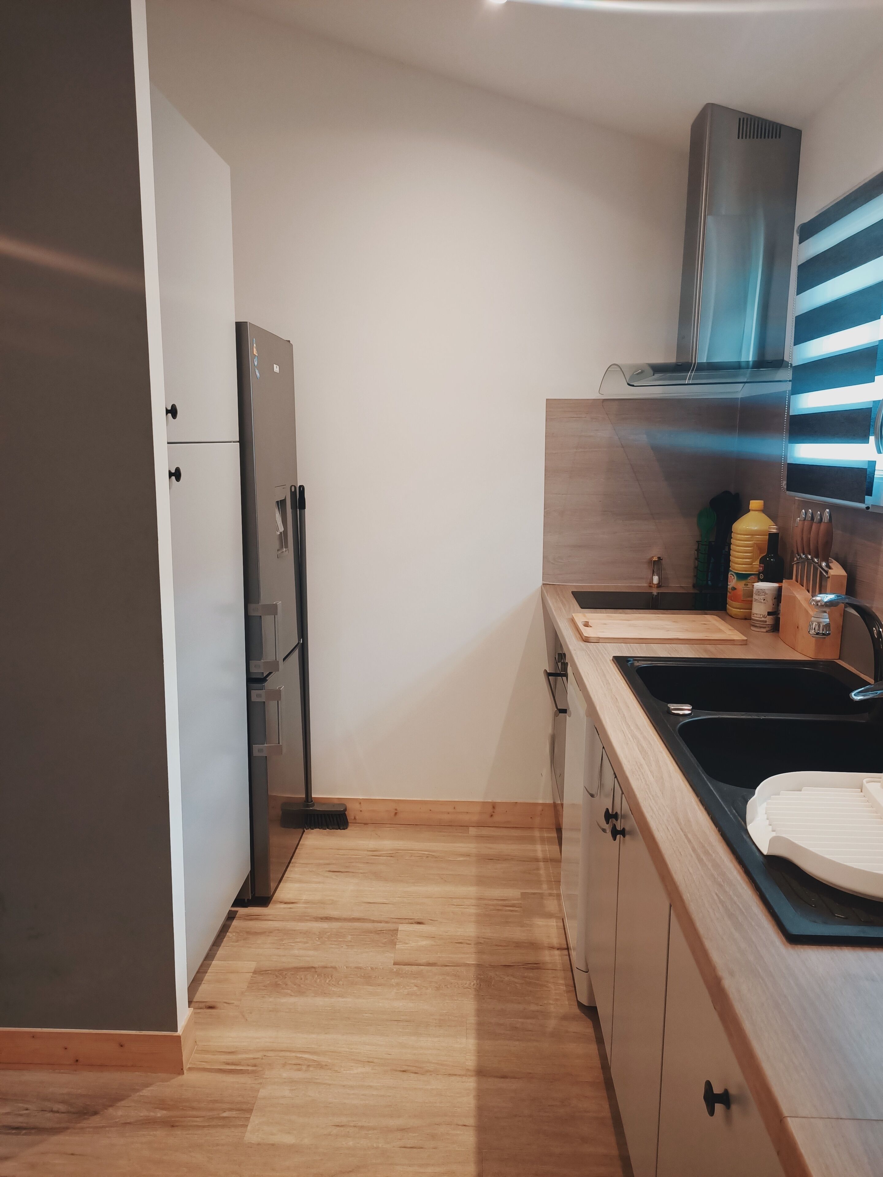 Een microgolfoven, een oven, een kookplaat, een vaatwasser