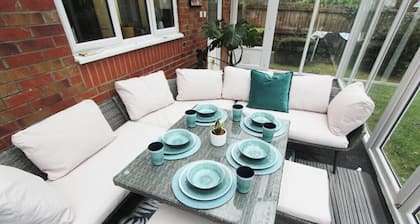 4 Bedroom Home Next to Manchester Airport