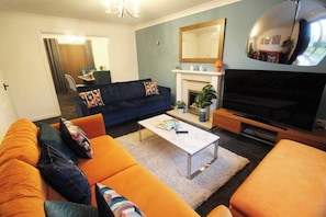 Una Smart TV, una chimenea, libros