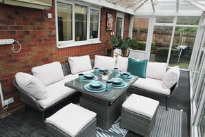 Outdoor dining - 4 Bedroom Home Next to Manchester Airport (Wythenshawe)
