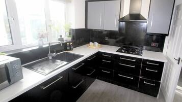 Kjøleskap, mikrobølgeovn, ovn og kokeplater