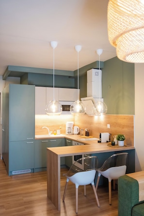 Full-size fridge, oven, stovetop, espresso maker