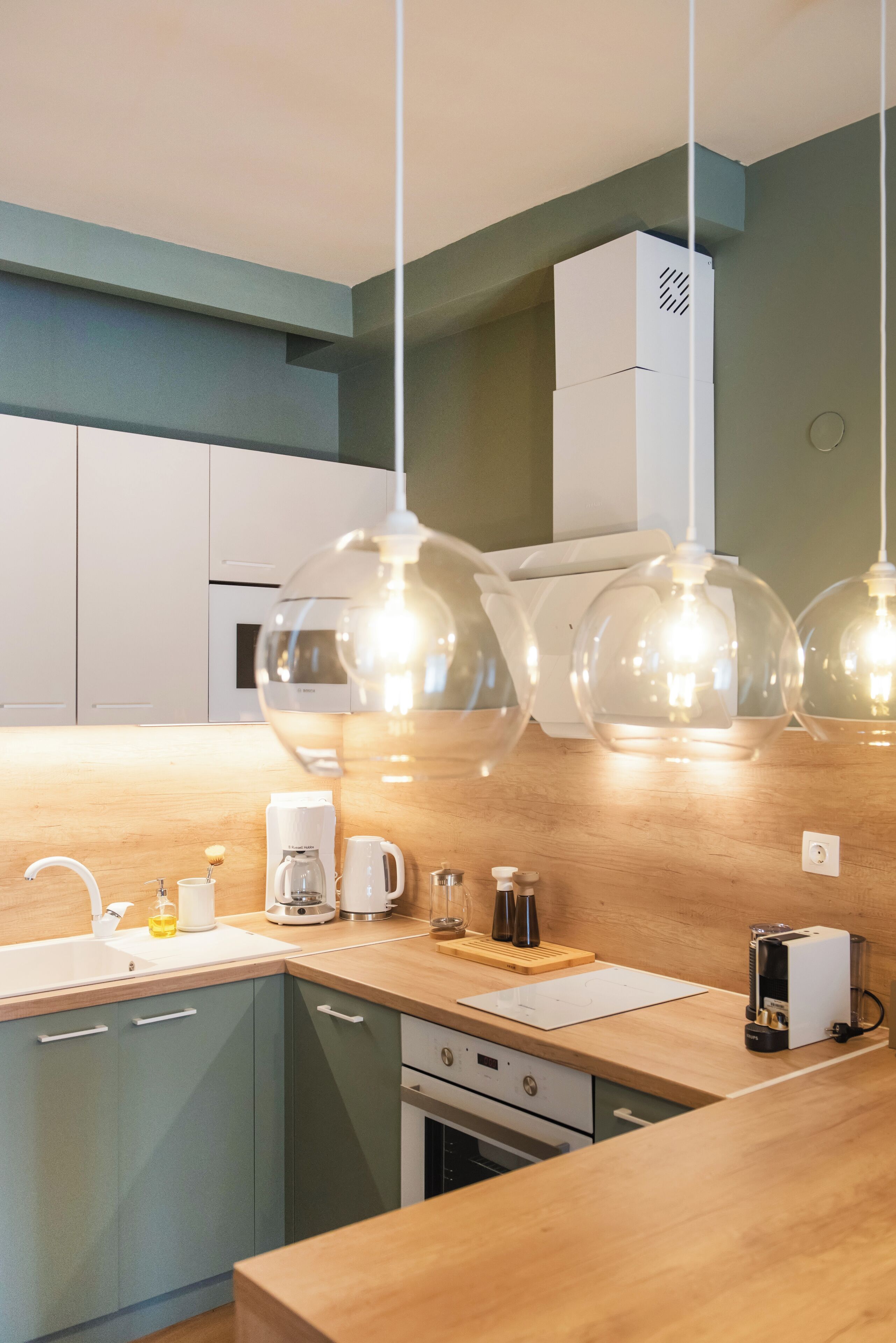 Refrigerador con freezer, horno, placa de cocina, cafetera expreso