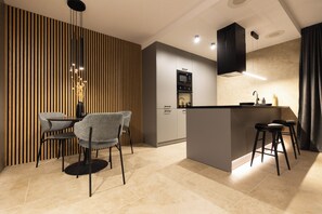 Departamento, 2 habitaciones, balcón | Área de sala de estar | Televisión de pantalla plana 