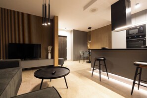 Appartement, 2 slaapkamers, balkon | Woonruimte | Een flatscreentelevisie