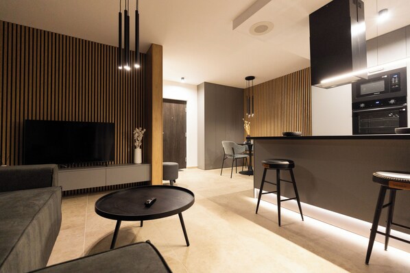 Departamento, 2 habitaciones, balcón | Área de sala de estar | Televisión de pantalla plana 