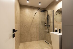 Apartment, 2 Schlafzimmer, Balkon | Badezimmer