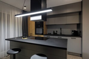 Departamento, 1 habitación, balcón | Cocina privada | Refrigerador, microondas, horno y parrilla de estufa 