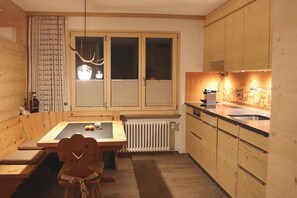 Kjøleskap, ovn, kokeplater og oppvaskmaskin