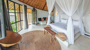 A spacious room with a large bed, a wooden bench, and a woven floor mat. - Hillstone Luxury Village (Ungasan)