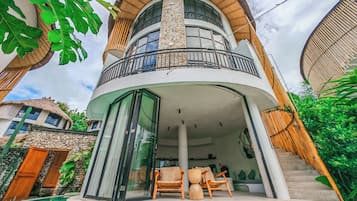 Vila, 3 quartos, piscina particular, vista para o mar | Cofres nos quartos, ferros/tábuas de passar roupa, Wi-Fi de cortesia