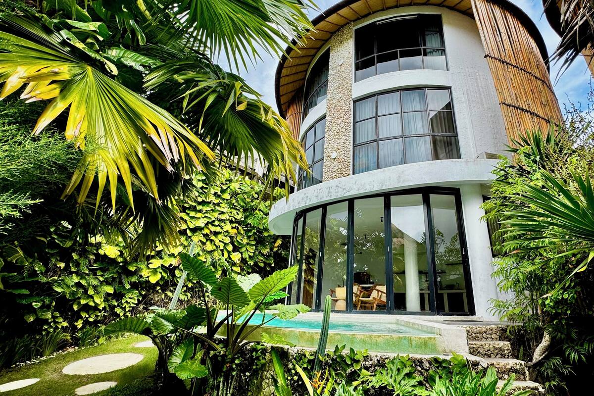 2 bedrooms, in-room safe, iron/ironing board, free WiFi