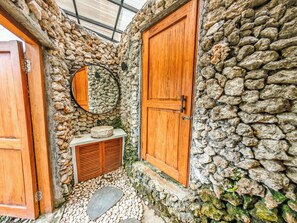 Vil·la, 3 dormitoris, piscina privada, vistes al mar | Bany | Dutxa, articles de tocador gratuïts, assecador de cabells i sabatilles