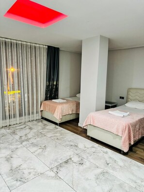 Bureau, chambres insonorisées, Wi-Fi gratuit