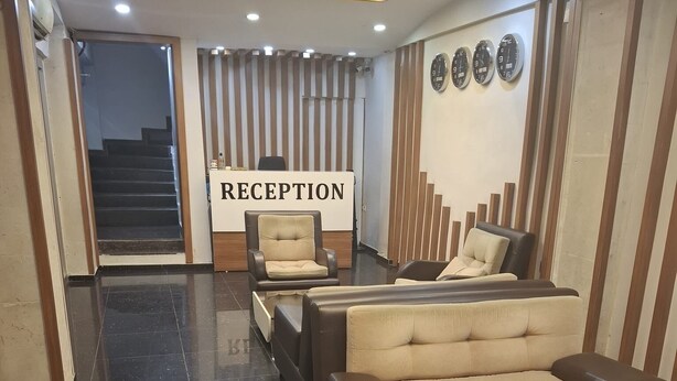 A reception area with a reception desk, two armchairs, a sofa, and a coffee table. - Dara Otel Midyat (Midyat)