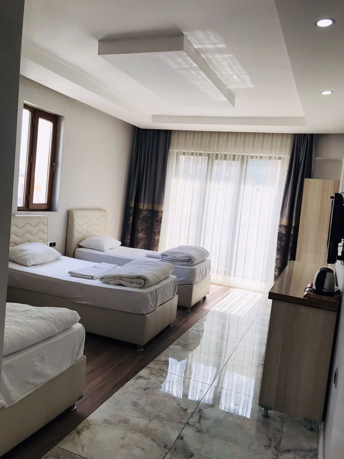 Escritorio, sistema de insonorización y wifi gratis 