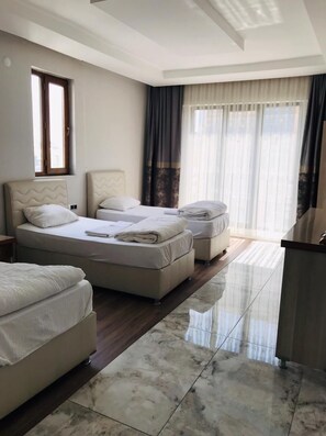 Skrivebord, lydisolert og wi-fi (inkludert)