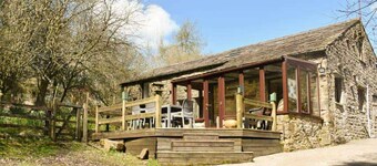 Red Squirrel Haven 2BR House - Sleeps 4 - Parking