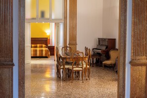 Apartment, 3 Schlafzimmer, Balkon, Kanalblick | Wohnbereich