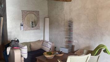 Fernseher, Kamin, DVD-Player, Bücher