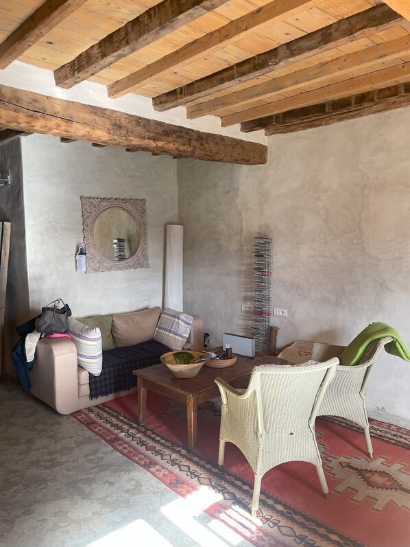 Téléviseur, foyer, lecteur de DVD, livres