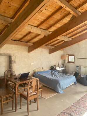 3 chambres, fer et planche à repasser, literie fournie