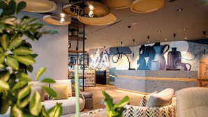 Un intérieur moderne avec un bar, des sièges et un mur décoratif.