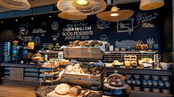 Se ofrece un desayuno bufé (17.90 EUR por persona)