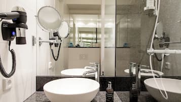 Dusche, Haartrockner, Handtücher, Seife