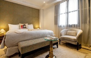 Ropa de cama de alta calidad y caja de seguridad en la habitación 